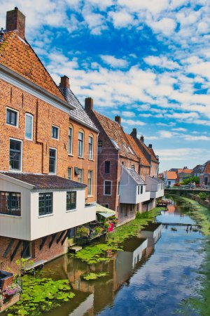 Téléchargez les photos : Les cuisines suspendues de bâtiments médiévaux le long d'un canal dans la ville d'Appingedam, province de Groningue, Pays-Bas - en image libre de droit