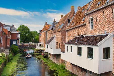 Téléchargez les photos : Les cuisines suspendues de bâtiments médiévaux le long d'un canal dans la ville d'Appingedam, province de Groningue, Pays-Bas - en image libre de droit