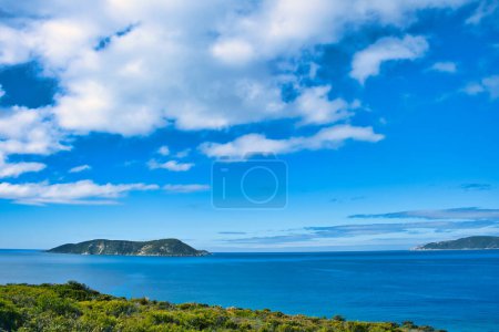Téléchargez les photos : Michaelmas Island à l'embouchure de Frenchman Bay, Albany, Australie-Occidentale. Île rocheuse dans une vaste mer bleue. - en image libre de droit