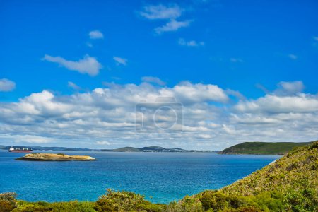 Téléchargez les photos : Grande baie (baie Frenchman) avec petite île et bateau de mer par une journée d'été ensoleillée. Au loin la ville de Albany, Australie occidentale - en image libre de droit