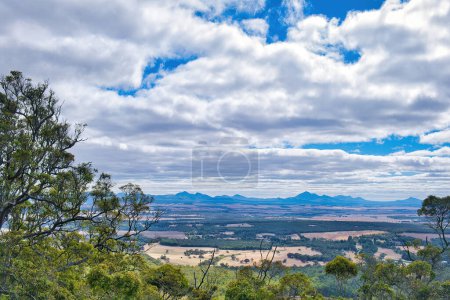 Foto de Vista de las Llanuras de Kalgan y el Parque Nacional Stirling Range desde Porongurup, Australia Occidental. Valle agrícola con montañas en el fondo. - Imagen libre de derechos