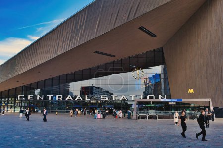 Téléchargez les photos : L'entrée du bâtiment moderne de la gare centrale de Rotterdam. Reflet des bâtiments environnants dans le verre. - en image libre de droit