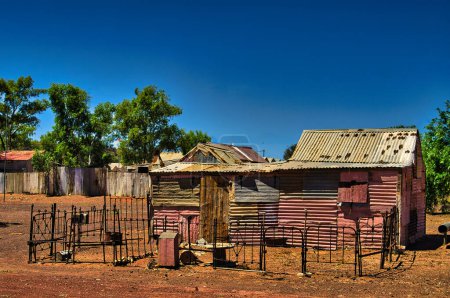 Téléchargez les photos : Une cabane abandonnée de mineurs d'or en fer ondulé dans la ville fantôme de Gwalia dans le Grand Désert de Victoria, shire de Leonora, Australie Occidentale - en image libre de droit