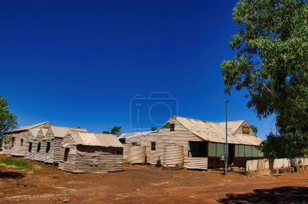 Foto de Casa de huéspedes Patronis, enteramente hecha de hierro corrugado (c. 1920), en la ciudad fantasma de Gwalia, condado de Leonora, Australia Occidental, atendida por mineros de oro individuales. - Imagen libre de derechos