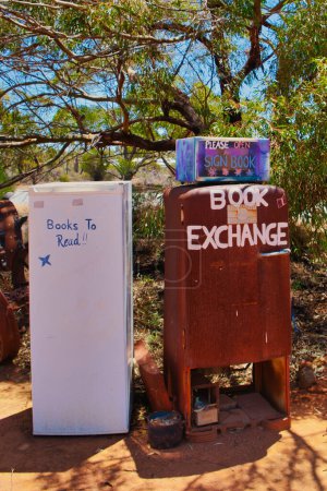 Téléchargez les photos : Mini-bibliothèque improvisée et échange de livres dans quelques vieux réfrigérateurs de l'outback australien (Latham, Australie occidentale) - en image libre de droit