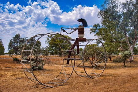 Téléchargez les photos : Sculpture d'un vélo géant et cycliste en ferraille, art communautaire à Ballidu, dans la ceinture de blé de l'Australie occidentale - en image libre de droit