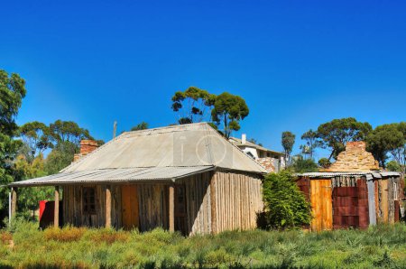 Téléchargez les photos : Chalet de pionniers abandonné en rondins verticaux et avec un toit en métal ondulé dans le village périphérique de Blinman, Flinders Ranges, Australie du Sud - en image libre de droit