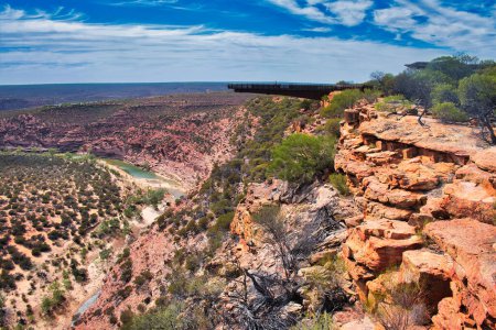 Foto de El cañón del río Murchison en el desierto del Parque Nacional Kalbarri, Australia Occidental. A la derecha el Kalbarri Skywalk - Imagen libre de derechos