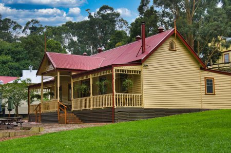Téléchargez les photos : Maison traditionnelle en bois avec porche dans le parc communautaire et musée de Coal Creek, Korumburra, Gippsland, Victoria, Australie - en image libre de droit