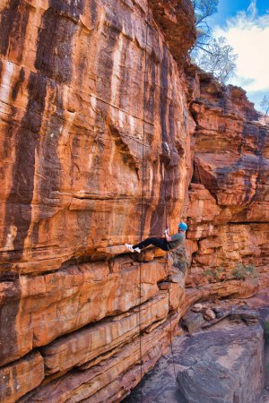 Téléchargez les photos : Descendre une paroi rocheuse de grès le long du sentier de la rivière Z Bend jusqu'à la gorge de la rivière Murchison, parc national Kalbarri, Australie occidentale - en image libre de droit