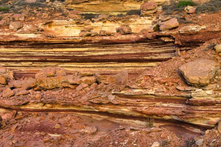 grès Tumblagooda bagué à la côte du parc national Kalbarri, Australie-Occidentale. Les bandes ont été formées par des couches de sédiments fixées il y a 420 millions d'années, pendant la période silurienne..