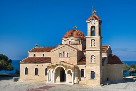 Téléchargez les photos : L'église gréco-orthodoxe d'Agios (Saint) Raphaël (construite en 1991 dans le style byzantin) dans le village de Pachyammos, district de Nicosie, Chypre. - en image libre de droit