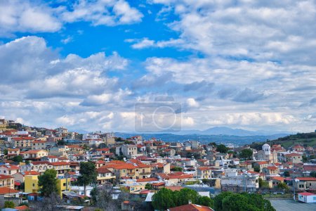 Téléchargez les photos : Vue sur la ville de Pachna, dans les contreforts des montagnes Troodos, district de Limassol, Chypre. En arrière-plan Mont Olympe. - en image libre de droit