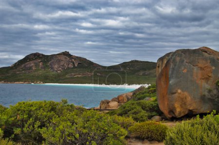 Téléchargez les photos : Vue sur Thistle Cove par temps couvert, grand rocher de granit au premier plan. Parc national du Cap Le Grand, Espérance, Australie-Occidentale - en image libre de droit