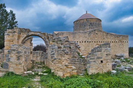 Ruinas e iglesia intacta del monasterio de Timios Stavros o Monasterio de la Santa Cruz en Anogyra, Lemesos (Limassol), Chipre