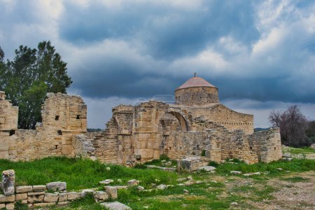 Ruinas del monasterio del siglo XIV de Timios Stavros o Monasterio de la Santa Cruz en Anogyra, Lemesos (Limassol), Chipre, bajo un cielo oscuro