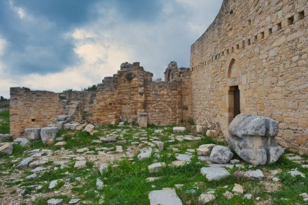 Ruinas del monasterio del siglo XIV de Timios Stavros o Monasterio de la Santa Cruz en Anogyra, Lemesos (Limassol), Chipre. La piedra grande es posiblemente parte de una antigua prensa de olivos.