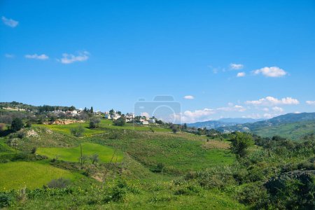 Téléchargez les photos : Paysage avec champs verdoyants, montagnes et un village près de Nata, district de Paphos (Pafos), Chypre, par une journée ensoleillée - en image libre de droit