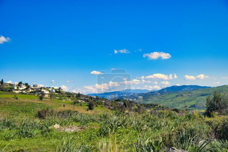 Téléchargez les photos : Paysage avec champs verdoyants, montagnes et un village près de Nata, district de Paphos (Pafos), Chypre, par une journée ensoleillée - en image libre de droit