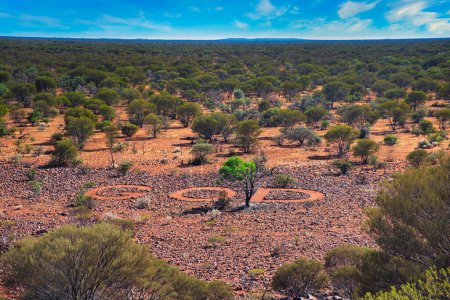 Der Name Gottes, in riesigen Buchstaben auf einer felsigen Ebene im westaustralischen Outback geschrieben. Christlich-religiöses Konzept an einem sehr abgelegenen Ort in der Wüste. Land art in Karalundi. 