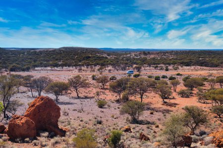 Mulga et végétation saline dans l'arrière-pays près du mont Magnet, dans le centre-ouest de l'Australie-Occidentale. Petit rv conduite sur un chemin de terre.