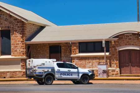 Téléchargez les photos : Voiture de police de la police de l'Australie occidentale devant un bâtiment patrimonial dans la banlieue reculée de Cue - en image libre de droit