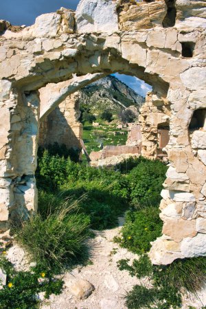 Parte de la ruinosa fortaleza templaria de los Caballeros del siglo XII en el pueblo abandonado de Foinikas (también conocido como Phoinikas, Finikas) en el valle de Xeropotamos, distrito de Paphos, Chipre
