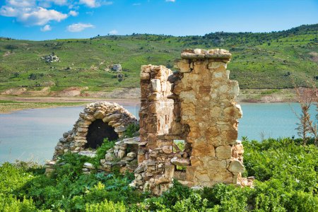 Ruinas de una casa con horno de piedra en el pueblo abandonado de Foinikas (también conocido como Phoinikas, Finikas) en el valle de Xeropotamos, en el distrito de Paphos, Chipre. 