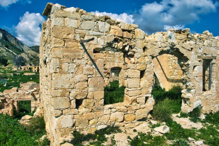 Parte de la ruinosa fortaleza templaria de los Caballeros del siglo XII en el pueblo abandonado de Foinikas (también conocido como Phoinikas, Finikas) en el valle de Xeropotamos, distrito de Paphos, Chipre