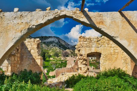 Arco en la ruina Caballeros del siglo XII Fortaleza templaria en el pueblo abandonado de Foinikas (también conocido como Phoinikas, Finikas) en el valle de Xeropotamos, distrito de Paphos, Chipre