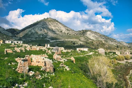 Téléchargez les photos : Le village abandonné de Foinikas (alias Phoinikas, Finikas) dans la vallée de Xeropotamos, dans le district de Paphos, Chypre, un bastion du 12ème siècle des Templiers - en image libre de droit