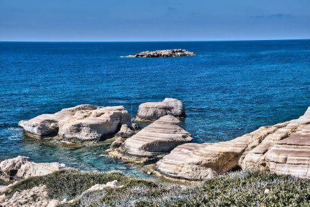 Markant geschichtete Kalksteinfelsen an der Küste der Coral Bay, Pegeia (Peyia), Bezirk Paphos, Zypern