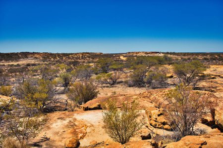 Paisaje interior en The Granites, cerca de Mount Magnet, Australia Occidental. Esta área fuerte tiene un fuerte significado cultural para la tribu aborigen Badimia.