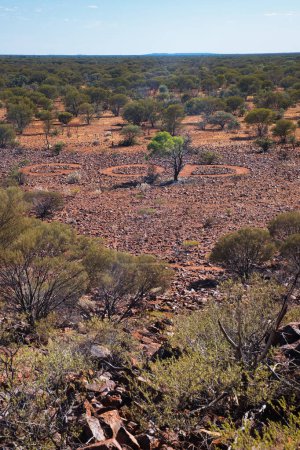 Der Name Gottes in riesigen Lettern auf einer felsigen Ebene im westaustralischen Outback. Christlich-religiöses Konzept an einem sehr abgelegenen Ort in der Wüste. Land art in Karalundi. 