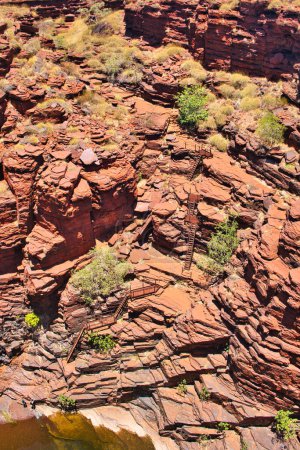 Metalltreppen führen in die tiefe Joffre-Schlucht im abgelegenen Karijini-Nationalpark in Westaustralien.