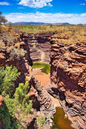 Das natürliche Amphitheater der Joffre-Schlucht im abgelegenen Savannen-Outback des Karijini-Nationalparks in Westaustralien.