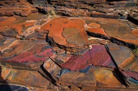Couleurs et structures étonnantes sur de fines couches de formations de pierre de fer baguée dans le parc national de Karijini, dans la chaîne de Hamersley, Australie occidentale