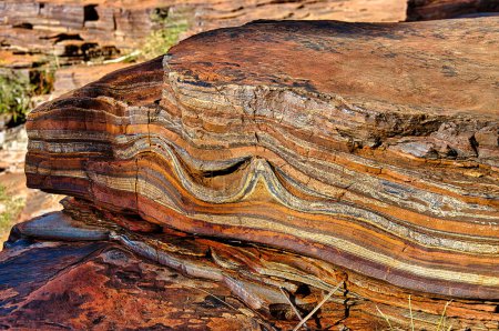 Foto de Sección transversal de formación de hierro con bandas en el Parque Nacional Karijini, en la Cordillera Hamersley, Australia Occidental - Imagen libre de derechos