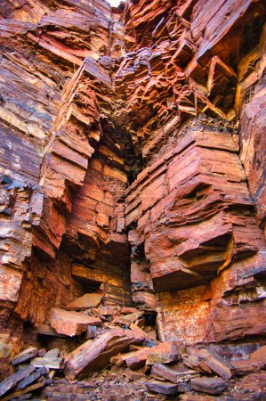 Chimenea de formación de hierro con bandas de color marrón rojizo en la garganta de Dales, Parque Nacional Karijini, Cordillera Hamersley, Australia Occidental
