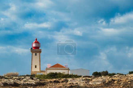 Der rechteckige Leuchtturm von Alfanzina (Farol de Alfanzina), Algarve, Portugal