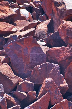 Uralte Felskunst der Aborigines, die auf mehr als 10.000 Jahre geschätzt wird, in Ngajarli, Murujuga National Park, Burrup Peninsula, Karratha / Dampier, Pilbara, Westaustralien