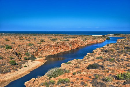 Luftaufnahme des Yardie Creek, der umliegenden Outback-Karstlandschaft und der Küste des Indischen Ozeans, Cape Range National Park, Westaustralien