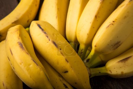 Bananenbündel auf dem Tisch.