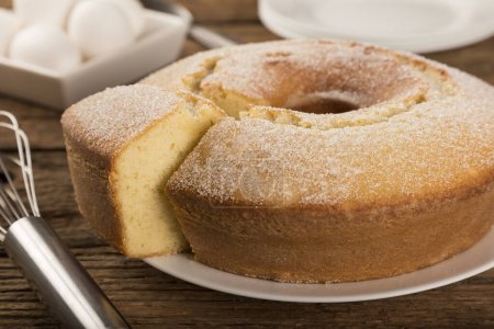 Téléchargez les photos : Gâteau frais fait maison sur la table. - en image libre de droit