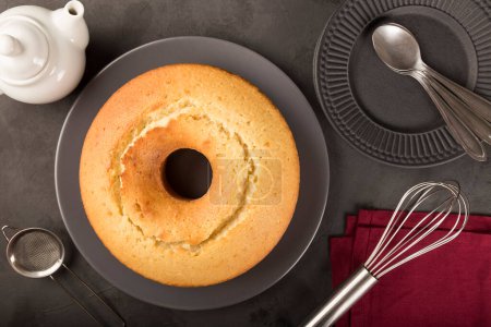 Téléchargez les photos : Gâteau frais fait maison sur la table. - en image libre de droit