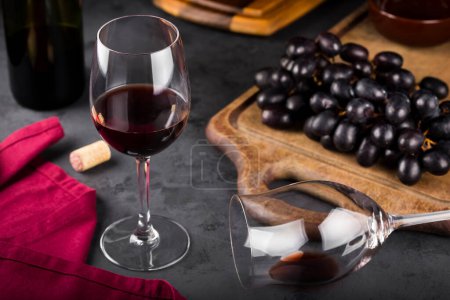 Téléchargez les photos : Verre à vin rouge avec raisins frais. - en image libre de droit