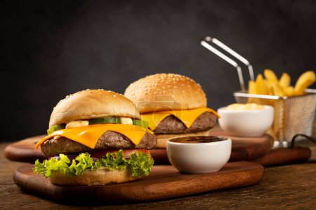 Téléchargez les photos : Burger avec sauces et frites. - en image libre de droit