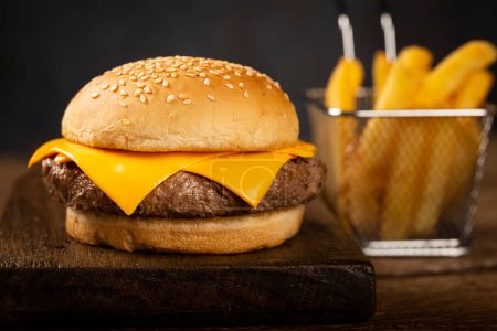 Téléchargez les photos : Cheeseburger aux frites. - en image libre de droit