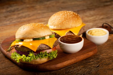 Foto de Hamburguesa y hamburguesa con salsas sobre la mesa. - Imagen libre de derechos