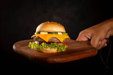 Téléchargez les photos : Burger sur la planche à découper. - en image libre de droit